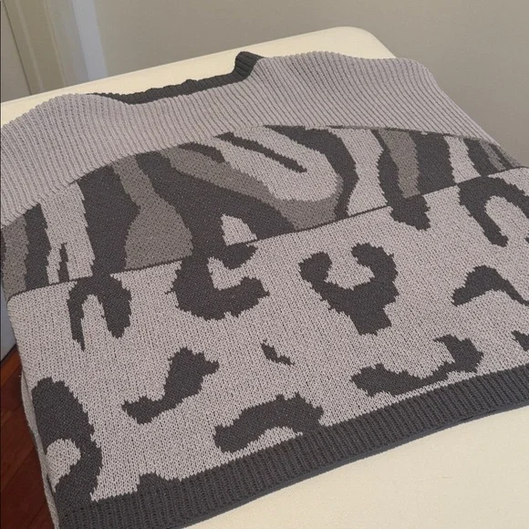 POL Charcoal & Light Gray Oversized Relaxed Boxy VNeck Sweater Medium - Picture 13 of 16